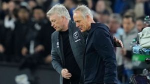 West Hams Manager David Moyes (l) umarmt Freiburgs Cheftrainer Christian Streich nach dem Spiel. Foto: Kirsty Wigglesworth/AP/dpa