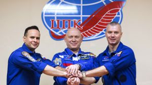 Die russischen Kosmonauten, Kommandant Oleg Artemjew (Mitte) und die Flugingenieure Denis Matwejew (rechts) und Sergej Korssakow Foto: dpa/Irina Spektor
