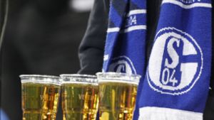 Ein Schalke-Fan macht seinem Verein ein besonderes Angebot. Foto: dpa/Roland Weihrauch