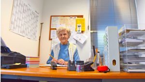 Von hier aus hält sie alles am Laufen: Esther Maier am Schreibtisch der Bereitschaftsleitung. Foto: Mostbacher-Dix