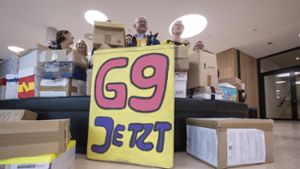 Unterstützer der Elternintiative „G9 Jetzt! BW“ stehen im Foyer des Bürger- und Medienzentrum des Landtags von Baden-Württemberg. Foto: dpa/Marijan Murat