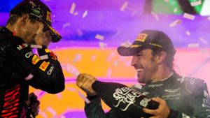 Rätselhafte Formel 1: Bleibt Max Verstappen (links) bei Red Bull? Und wo fährt bald Fernando Alonso? Foto: dpa/Luca Bruno