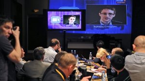 Edward Snowden und Wladimir Putin haben bei einer Fernsehshow über die weltweite Massenausspähung der USA gefachsimpelt. Foto: dpa