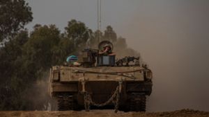 Ein gepanzerter Mannschaftstransportwagen der israelischen Armee: Felix Klein möchte sehr dafür plädieren, dass weiter Waffen geliefert werden an Israel. Foto: Ilia Yefimovich/dpa