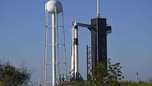 Eine Falcon-9-Rakete von SpaceX wird für den Start in Florida vorbereitet. (Archivbild) Foto: IMAGO/UPI Photo/IMAGO/JOE MARINO