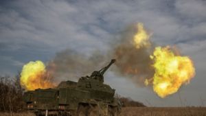 Eine ukrainische 152-mm-Panzerhaubitze Dana feuert auf russische Stellungen in der Region Donezk. Foto: Roman Chop/AP/dpa