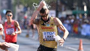 90 Prozent Luftfeuchtigkeit: Christopher Linke kühlt sich im Rennen ab. Foto: AFP/Ferenc Isza