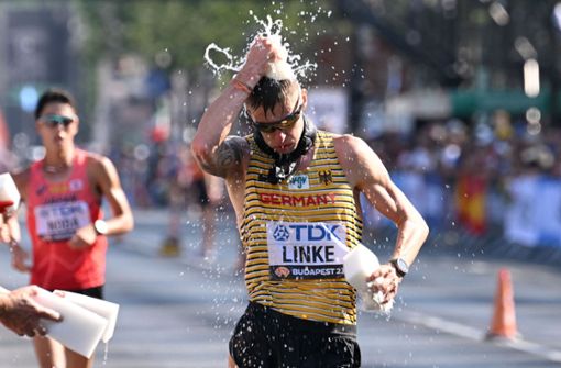 90 Prozent Luftfeuchtigkeit: Christopher Linke kühlt sich im Rennen ab. Foto: AFP/Ferenc Isza