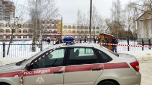 Ein Polizeiauto   vor der Schule in Brjans, in der die Schüsse fielen. Foto: AFP/ALEXANDER CHERNOV