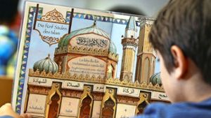 Ein Junge liest im Religionsunterricht in einem Buch über den Islam - das könnte bald an mehr Schulen Realität werden Foto: dpa