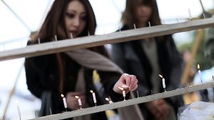 Kerzen zum Gedenken an die rund 18.000 Toten der Katastrophe von 2011: Japan ist nach den Geschehnissen noch immer traumatisiert. Foto: AP