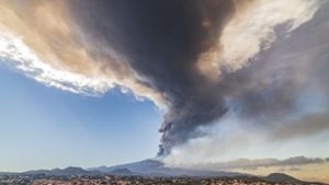 Die Rauchsäule des Ätna auf Sizilien erreichte eine Höhe von bis zu zwölf Kilometern gemessen am Meeresspiegel. Foto: dpa/Salvatore Allegra
