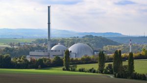 Auch das Kraftwerk in Neckarwestheim darf noch einige Monate länger laufen. Foto: dpa/Bernd Weißbrod
