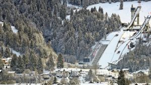 Oberstdorf mit seinen Skischanzen zeigt sich schneebedeckt, aber es geht  viel ruhiger zu  als sonst in dieser Zeit. Foto: AP/Matthias Schrader