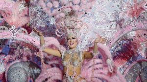 Glitzer, Federn und jede Menge Haut: Die Wahl zur Karnevalskönigin in Santa Cruz de Tenerife steht dem Spektakel in Rio in nichts nach. Foto: Getty Images Europe