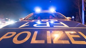 Die Polizei sucht zwei Männer, die in Reutlingen eine Frau überfallen haben. (Symbolbild) Foto: dpa/Patrick Seeger