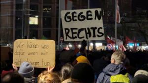 Am Mittwoch demonstrierten in Freiburg mehrere tausend Menschen gegen Rechtsextremismus. Auch am Wochenende sind in der Stadt und anderen Teilen Baden-Württembergs Proteste geplant. Foto: dpa/Valentin Gensch