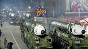 Bei der Militärparade präsentierte Kim Jong Un mit Stolz so viele atomwaffenfähige Raketen wie nie. Foto: dpa/Uncredited