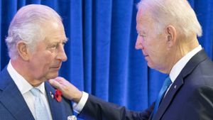 König Charles (l.) sichert Joe Biden und den Amerikanern seine Solidarität. Foto: imago/ZUMA Press