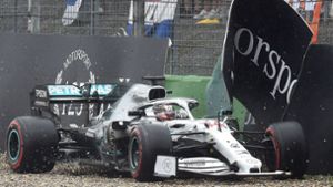 Lewis Hamilton rattert durchs Kiesbett und beschädigt seinen Silberpfeil – er landet auf Platz neun. Foto: AFP