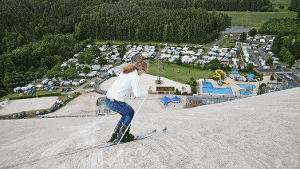 Der Monte Kaolino in der Oberpfalz ist ein Abfallprodukt der Porzellanindustrie. Auf dem weißen Sandberg Ski zu fahren, kostet ziemlich Kraft. In gemächlicher Schussfahrt mit ein paar Pflügen kommt man ganz gut runter. Foto: Albers