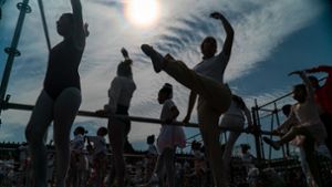 Teilnehmerinnen der Ballettstunde von Elisa Carrillo in Aktion. Foto: Jair Cabrera Torres/dpa
