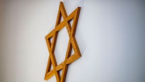 Ein Davidstern im Gebetsraum der Neuen Synagoge in Gelsenkirchen. Die Zahl der Taten, bei denen ein antisemitisches Motiv vermutet wird, ist deutlich gestiegen. Foto: David Inderlied/dpa