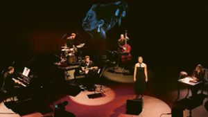 Die Sängerin Fola Dada mit den Musikern Florian Dohrmann, Felix Schrack und Christoph Neuhaus (von links) Foto: /Sven Goetz