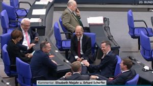 Florian Toncar (r.) mit Olaf Scholz (3.v.r.) im neuen Bundestag: Schäkern mit dem designierten Kanzler Foto: Phoenix