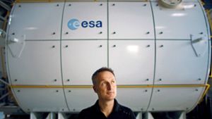 Esa-Astronaut Matthias Maurer vor einer Raumkapsel Foto: SWR//Boaz Freund