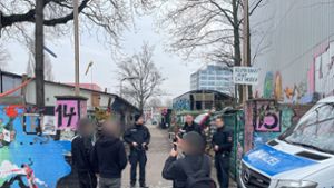 Polizei auf dem Gelände einer Wagenburg in Berlin: Hier soll sich der gesuchte Ex-RAF-Terrorist Burkhard Garweg aufgehalten haben Foto: dpa/Andreas Rabenstein