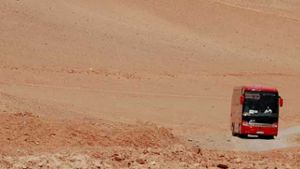 Einsam: Ein Bus in der Wüste. Foto: Avanti