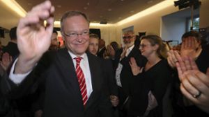 Niedersachsens SPD-Spitzenkandidat Stephan Weil freute sich über die ersten Prognosem am Sonntgag. Foto: dpa