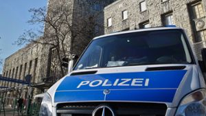 Laut Polizei soll ein Mann auf der Zugfahrt nach Stuttgart seine Ehefrau vor den gemeinsamen Kindern geschlagen haben (Archivbild). Foto: imago stock&people/imago stock&people