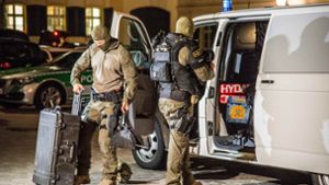 Spezialkräfte der Polizei bereiten sich am 25.07.2016 nach einem Bombenanschlag am Tatort in Ansbach auf ihren Einsatz vor. Foto: dpa