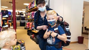 Der sechsjährige Joschi kam spontan mit der ganzen Familie zum Einkaufen zu „Leder Maurer“ und wurde fündig. Foto:  