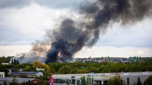 Rauch steigt bei dem Großbrand in einem Braunschweiger Industriegebiet in den Himmel. Foto: Moritz Frankenberg/dpa