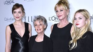 Schauspielerin Melanie Griffith kam mit ihrer Mutter Tippi Hedren (Hitchcocks „Die Vögel“)und ihren Töchtern Stella Banderas (rechts) und Dakota Johnson (Fifty Shades of Grey).  Foto: AP/Invision