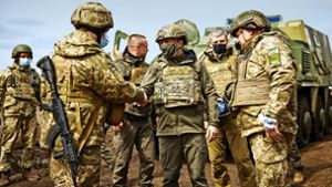 Der Präsident der Ukraine, Wolodymyr Selenskyj, bei einem Besuch von   Soldaten im Donbass. Foto: dpa/Uncredited