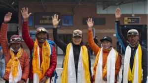Tsang Yin-hung (Mitte) aus Hongkong winkt den Journalisten während einer Pressekonferenz anlässlich ihres aufgestellten Rekordes für den Aufstieg des Mount Everest. Die Lehrerin Tsang Yin-hung brauchte für den Weg vom Basislager des Mount Everests bis zur 8848,86 Meter hohen Spitze 25 Stunden und 50 Minuten. Foto: Foto: Bikram Rai/AP/dpa