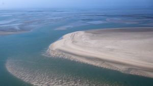 Die Sandbänke zwischen den ostfriesischen Inseln aus der Luft. Foto: dpa/Sina Schuldt