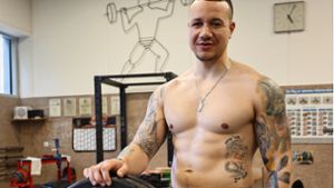 Den Athletenkörper von Lee Klopfers schmücken ausdrucksstarke Tattoos. Foto: Michael Käfer