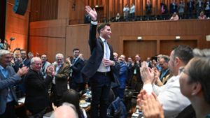 Stehende Ovationen für Manuel Hagel nach seiner Wahl zum Parteivorsitzenden Foto: dpa/Bernd Weißbrod