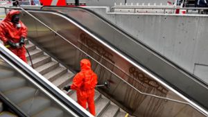 Feuerwehrleute in Spezialanzügen reinigen eine Rolltreppe am Hauptbahnhof. Foto: Feuerwehr Stuttgart