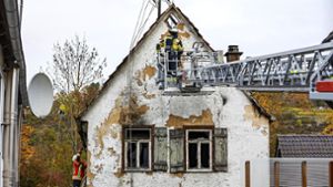 Glimpflich davongekommen ist offenbar die 56-Jährige, die von der Feuerwehr aus ihrer Wohnung geholt wurde. Foto: KS-Images.de / Karsten Schmalz