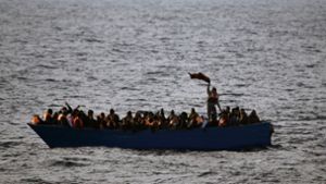 Von Libyen aus brechen weiterhin Flüchtlinge Richtung Europa auf – häufig in völlig überfüllten Booten (Archivbild). Foto: dpa/Emilio Morenatti