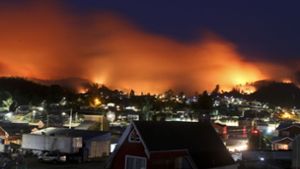 Noch immer bedrohen die Waldbrände in Chile Städte und Bewohner. Einige Feuer sind mittlerweile unter Kontrolle. Foto: AP
