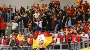 Die Fans von Galatasaray sorgen für Stimmung – und Ärger. Foto: Baumann/Hansjürgen Britsch