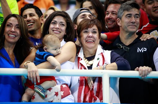 Michael Phelps Verlobte Nicole Johnson, der gemeinsame Sohn Boomer und Phelps Mutter Debbie beobachten den Wettkampf von der Tribüne aus. Foto:AFP Foto:  