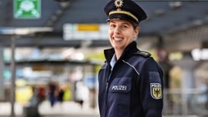 Für junge Frauen möchte Linda Hülsmann, neue Chefin der Bundespolizei am Stuttgarter Flughafen, Vorbild sein. Sie wünscht sich mehr Beamtinnen in Spitzenpositionen. Foto: Ines Rudel